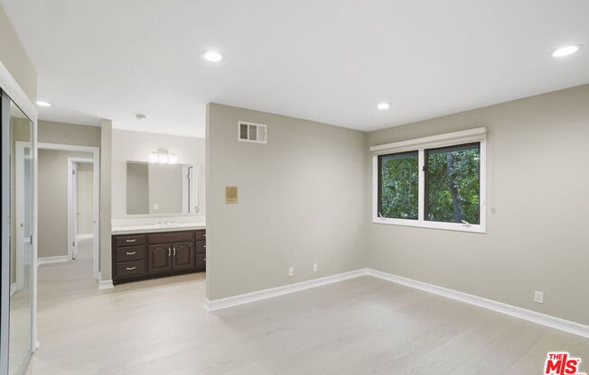 5 beds, 6 baths, 5,290 sqft, $12,000