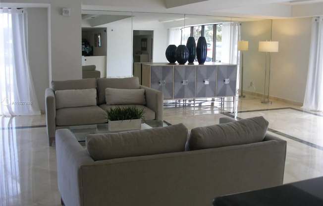 2625 Collins Ave