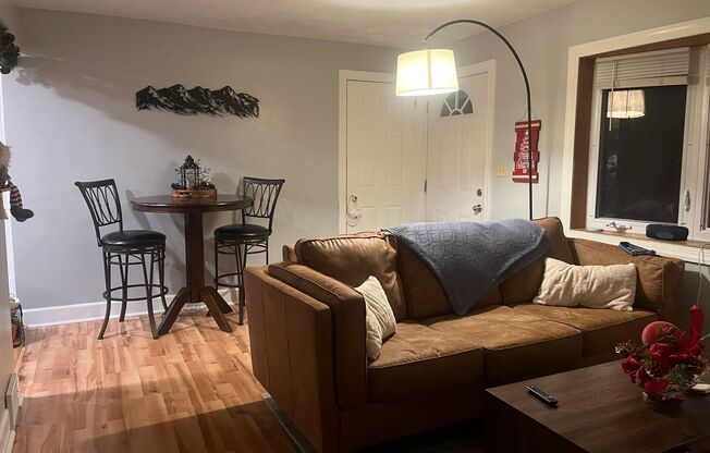Charming 2 bedroom- Great location!