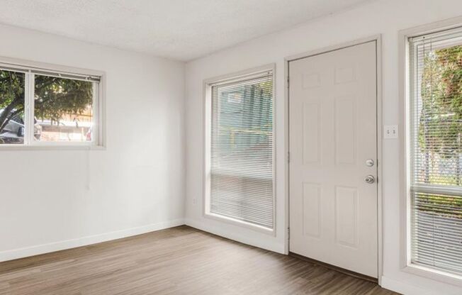 2 beds, 1 bath, 950 sqft, $1,750, Unit 37