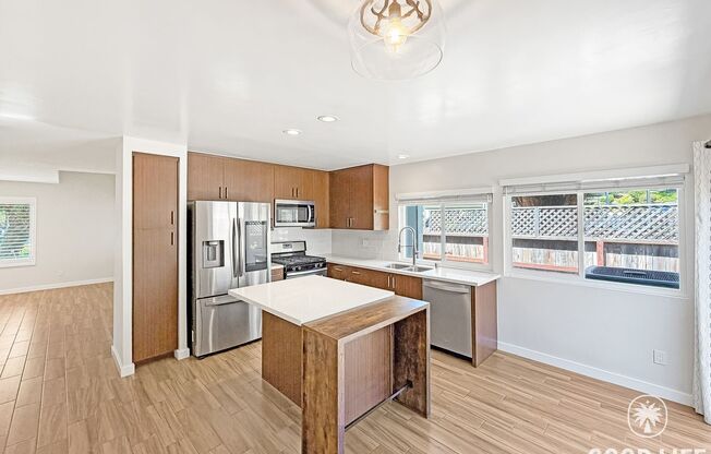 Modern 3BD/1.5BA Townhome in Tierrasanta with Kitchen Island, Private Yard, Pool & Tennis Court