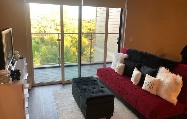 Studio, 1 bath, 565 sqft, $1,400, Unit 305