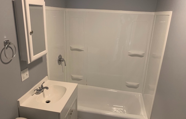 2 bedroom/ 1 bathroom Lower floor-Updated Stainless Appliances