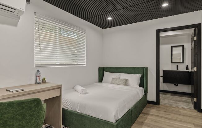 A 5 bedroom, 4 bathroom Fully Furnished Apartment at 1517 1/2 Selby Ave.