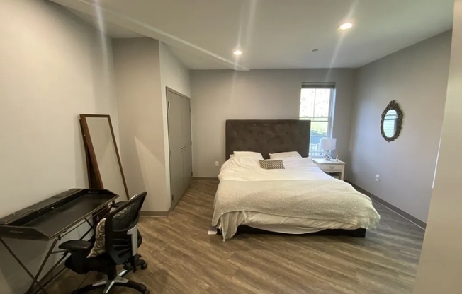 2 beds, 2 baths, $3,900, Unit 6