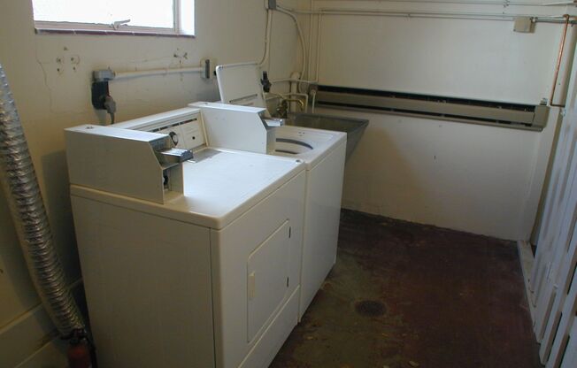 2 beds, 1 bath, 647 sqft, $875, Unit Apt B