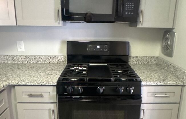 3 beds, 2 baths, 1,300 sqft, $2,400, Unit 3335 #102