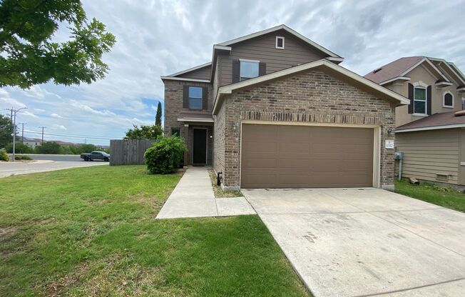 3 Bed/2.5 Bathroom~ Multiple Living Spaces~ Located near Lackland AFB!