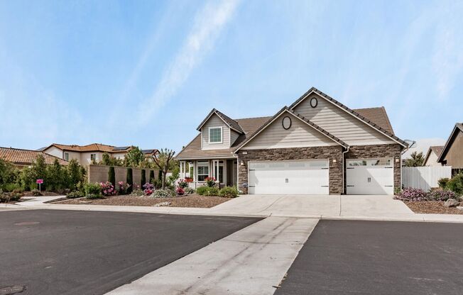 Amazing 3 Bedroom+Flex Room/2 Bath/3 Car Garage Clovis Home for Rent