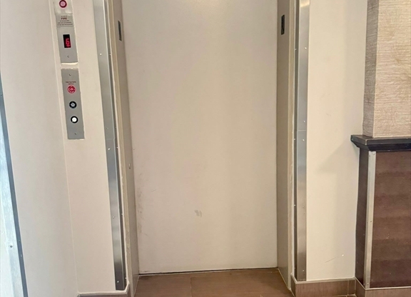 2 beds, 1 bath, 1,020 sqft, $2,300, Unit E112