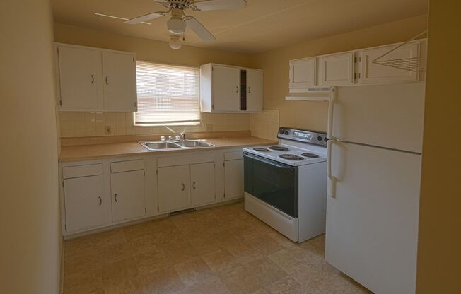 2 beds, 1 bath, 750 sqft, $895, Unit 257 Cluster