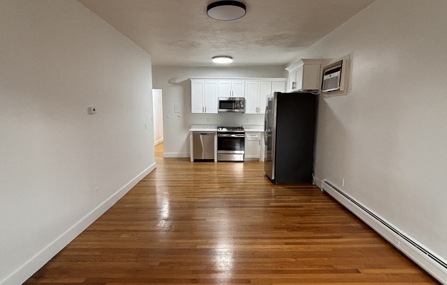 2 beds, 1 bath, 800 sqft, $3,100, Unit 4