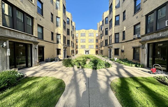 3817.5 North Greenview Ave.