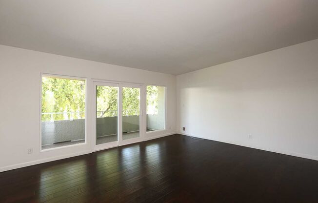 Wonderful, 2nd floor Condo Centrally Located in Phoenix. Available November 1st!!! Resort like living!!!