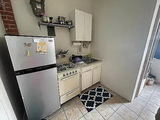 402 E 69 ST