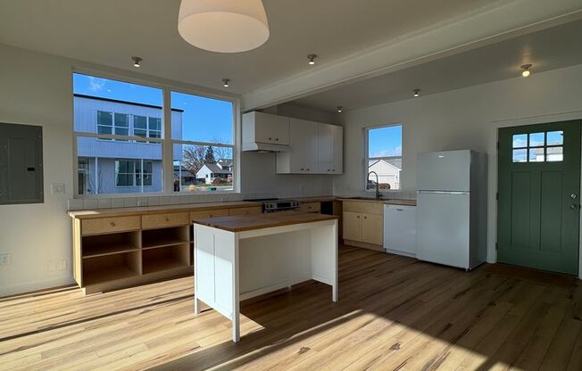 4BR/3BA with Soaring Ceilings & Large Windows