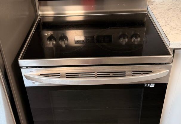 2 beds, 1 bath, 855 sqft, $1,049, Unit 3338-23