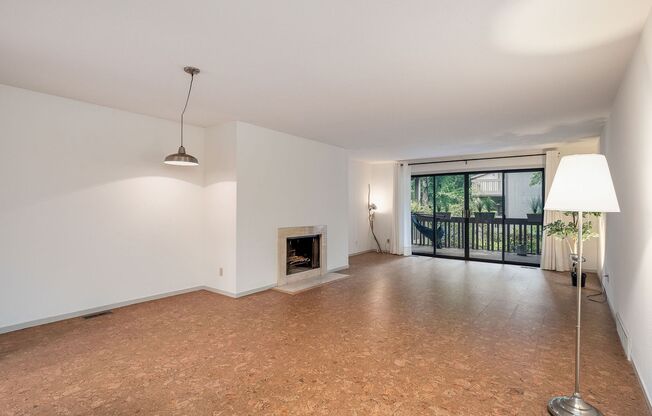 Huge, refreshed 2 bedroom-2 bath in Chambery Park, North Seattle w/a Pool!
