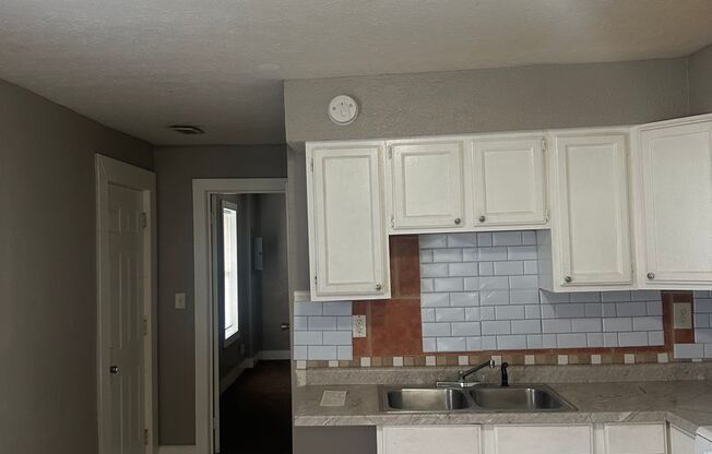1 bed, 1 bath, 700 sqft, $780, Unit 425 Leeds Ave