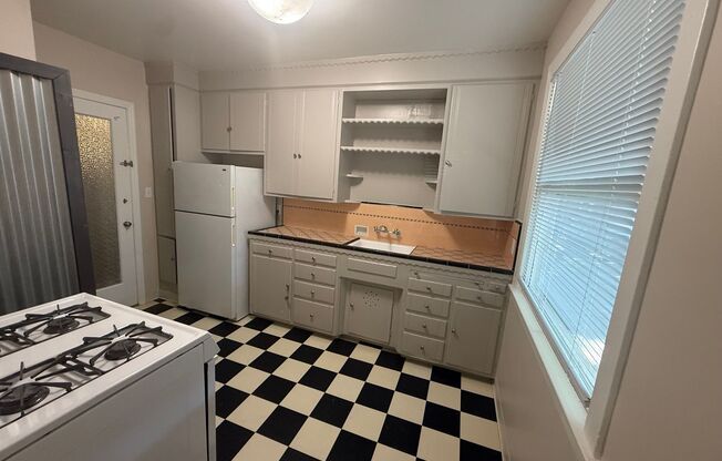 Charming Studio- Historic Charm!  Live Next to R Street, the Historic District —$700 Lease Signing Bonus!