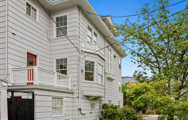 Lovely Studio Home in Capitol Hill! $250.00 OFF One Month's Rent!!
