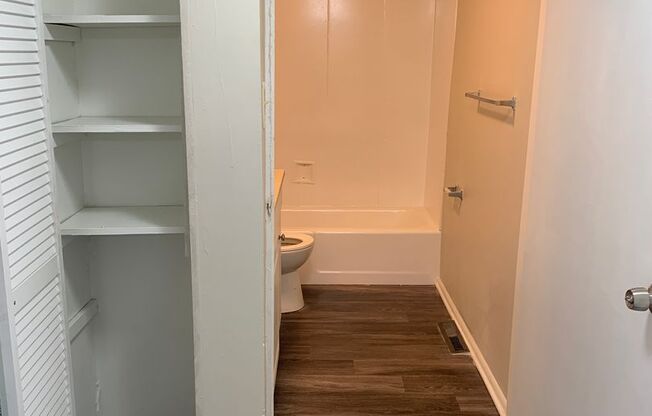 2 beds, 1 bath, 764 sqft, $875, Unit 15B