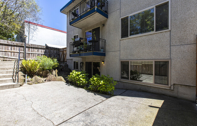 7041 15 AVE