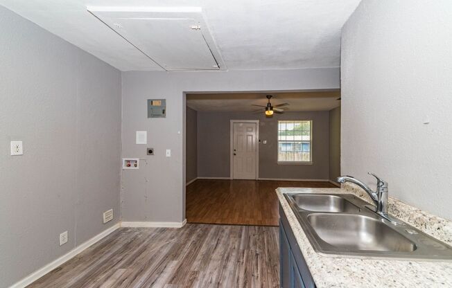 3 beds, 1 bath, $995, Unit 508-b