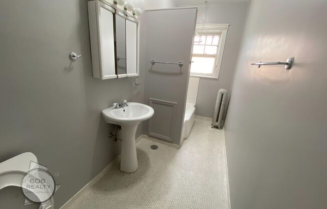 Large Vintage Ravenswood Apts! SPECIAL OFFER!