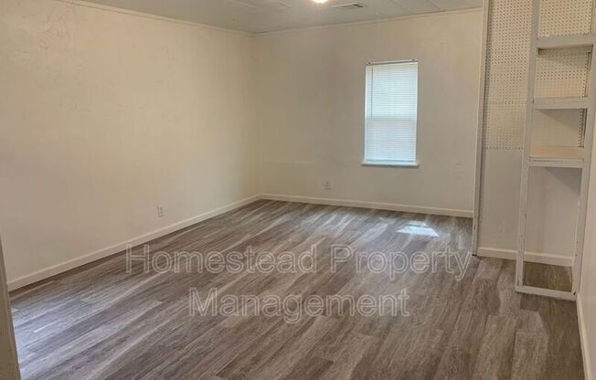 3 beds, 1 bath, 1,236 sqft, $995