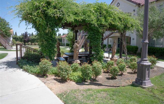 Courtyard With Green Space at Dominion Courtyard Villas, California, 93720