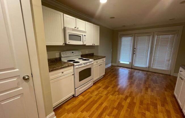 AUGUST PRE-LEASE Spacious 3 Bedroom 3 Bathroom Woodlands Condo on Bus Route