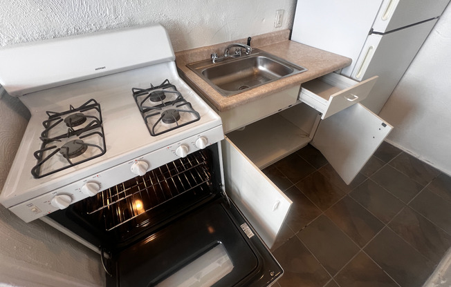 Studio, 1 bath, 400 sqft, $850, Unit 703