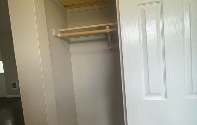 2 beds, 1 bath, 945 sqft, $1,575, Unit 033