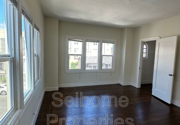 1011 E 22 ST