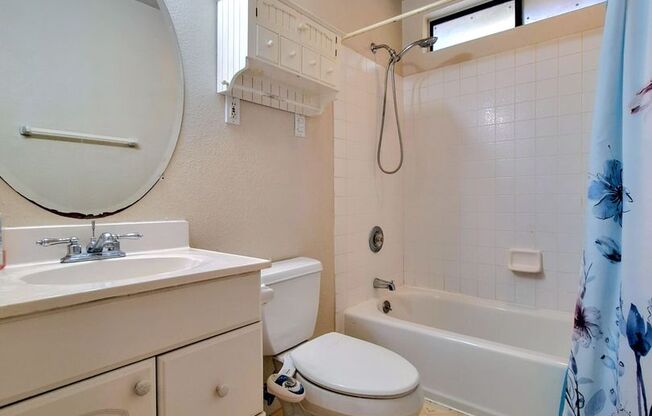 Single Story 3bd House w/Laundry, Central Heating & A/C