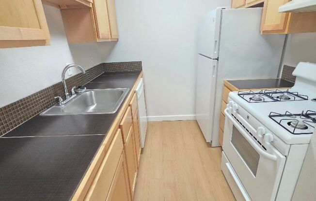 2 beds, 1 bath, 900 sqft, $1,045, Unit ELP2202-335