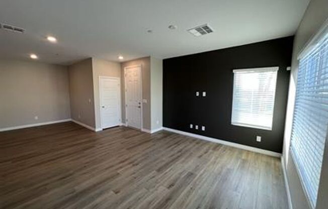 3 Bedroom 2.5 Bathroom Townhome - Pet Friendly.