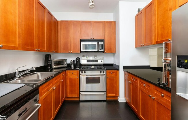 1 bed, 1 bath, 1,000 sqft, $6,500, Unit 8L