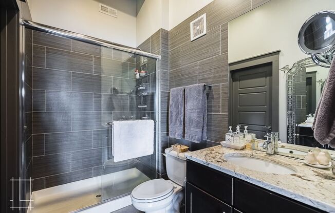 2 beds, 2 baths, $2,350, Unit 727 N. 4th St. Apt. 211