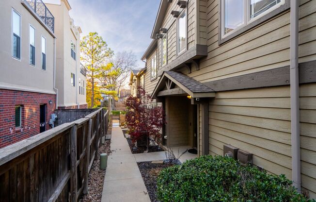 Luxurious townhouse on Cherry St!