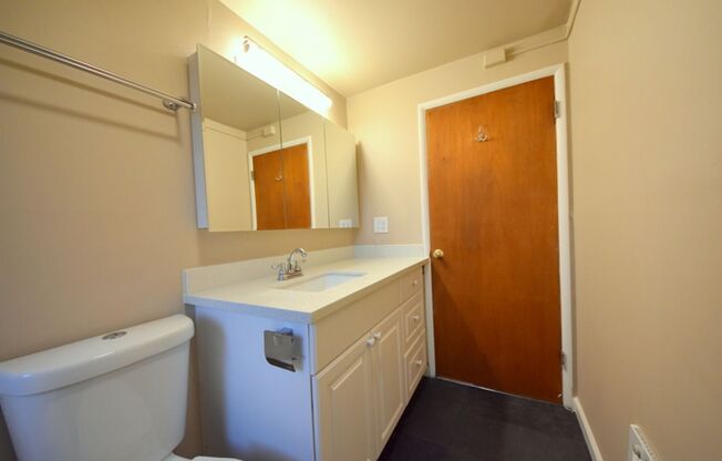 2 beds, 1 bath, $2,125, Unit A