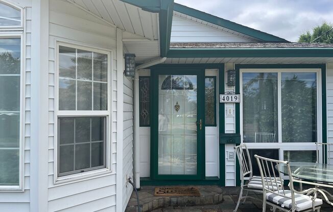 Beautful 3 Bed/2 bathroom home in Foster-Powell neighborhood ~ large living room and front patio! Fully fenced yard!!