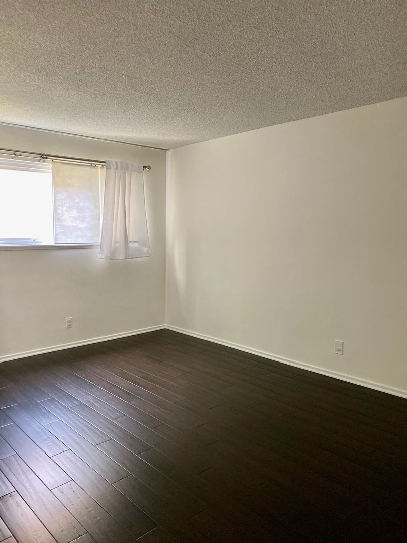 SPACIOUS 2 BEDROOM 1 BATH CONDO