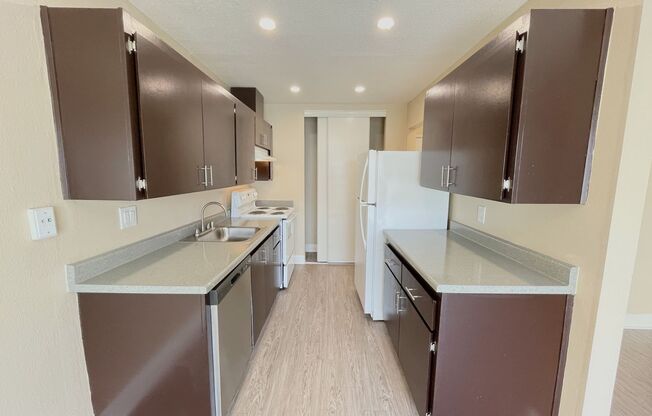 2 beds, 1 bath, 840 sqft, $1,595, Unit RO-28