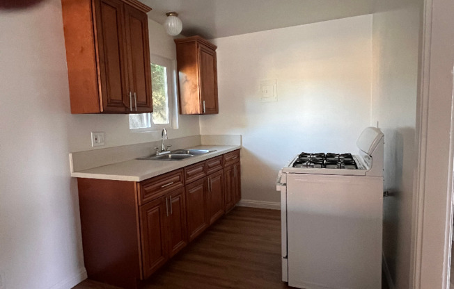305 N Vinedo Ave 5
