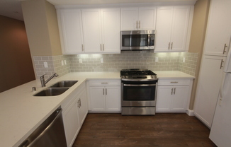 Stunning 2 Bedroom/2.5 Bath Townhouse