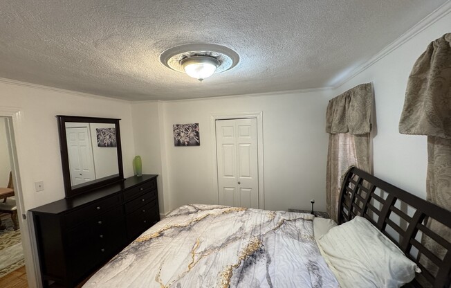 2 beds, 1 bath, 800 sqft, $2,400, Unit 27