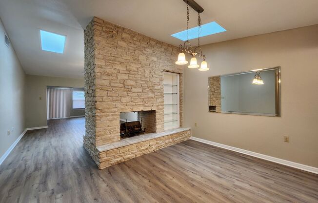 Townhome "On the Hill" / Inside the Loop / Large 2 Bedroom / No Carpet / Skylights / NBISD