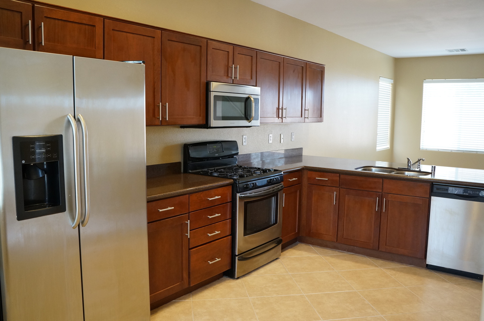 BEAUTIFUL SOUTH LAS VEGAS HOME IN A QUIET COMMUNITY 3 BD AND 2 FB
